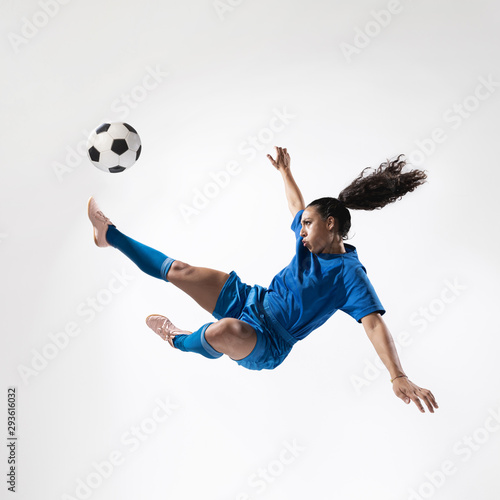 Valokuva Full shot fit woman kicking ball
