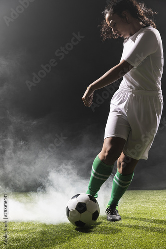Young woman in sportswear playing soccer © Freepik