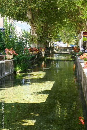 les canaux de la ville de Goudargues dans le Gard en France