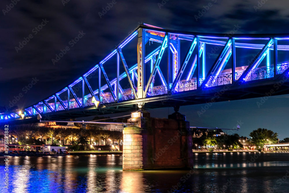 Fototapeta premium Illuminierter Eiserner Steg in Frankfurt am Main anlässlich des 150 jährigen Bestehens