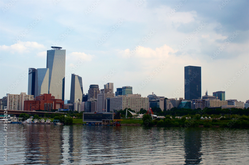 Obraz premium View to Yeoeuido buildings from the Hang river