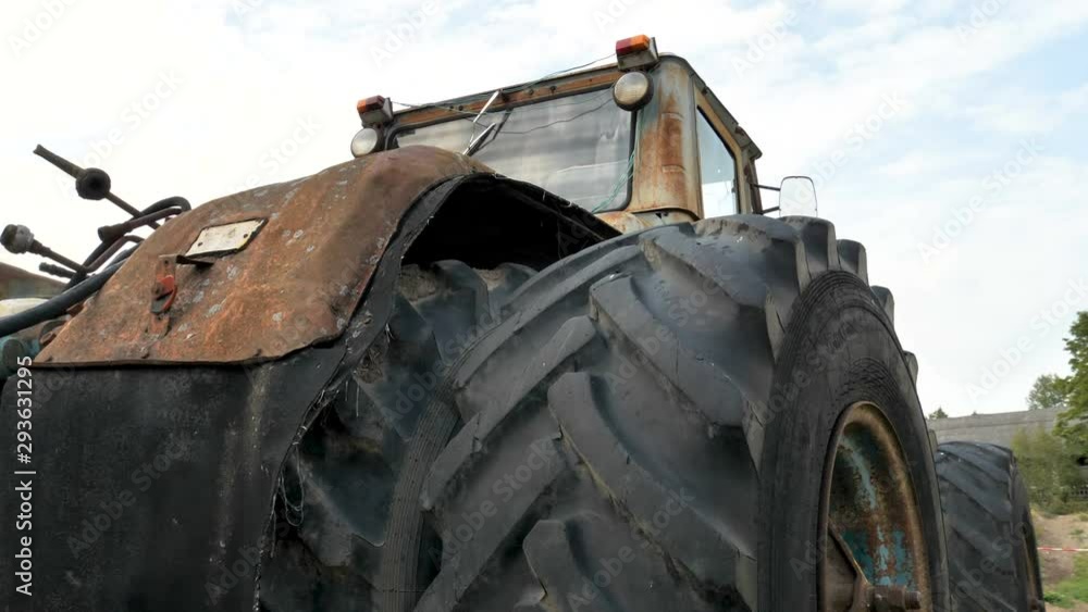 25101_The_closer_look_of_the_big_tires_of_the_bulldozer.mov