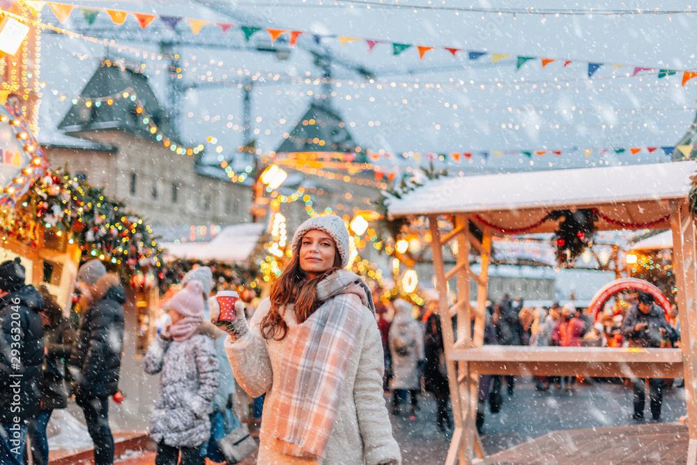 Obraz premium Girl walking on Christmas Market on Red Square in Moscow