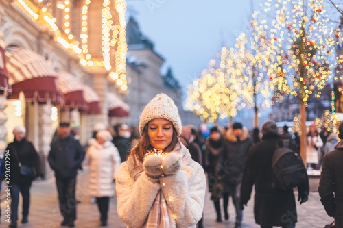 Girl walking on Christmas Market on Red Square in Moscow Fototapet