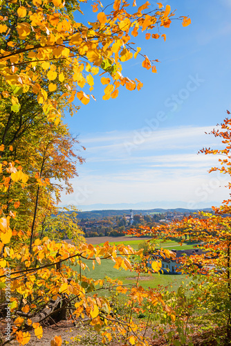 Fototapeta Naklejka Na Ścianę i Meble -  lookout point near Ebersberg, view to the village in autumn