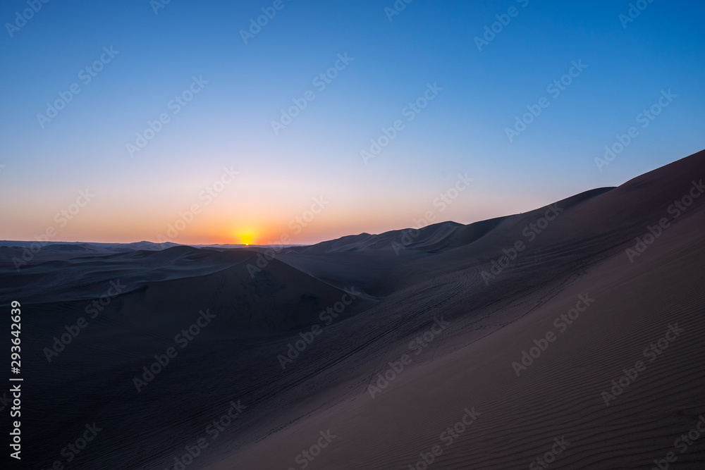 Atardecer en el desierto de Ica Perú