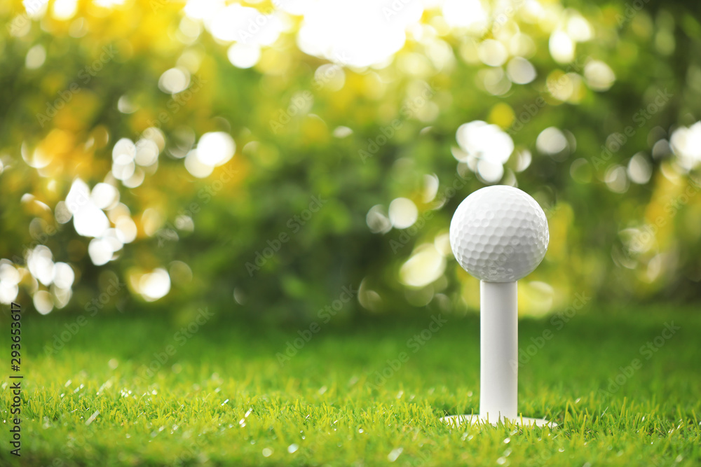 Golf ball on tee at green course Stock-Foto | Adobe Stock