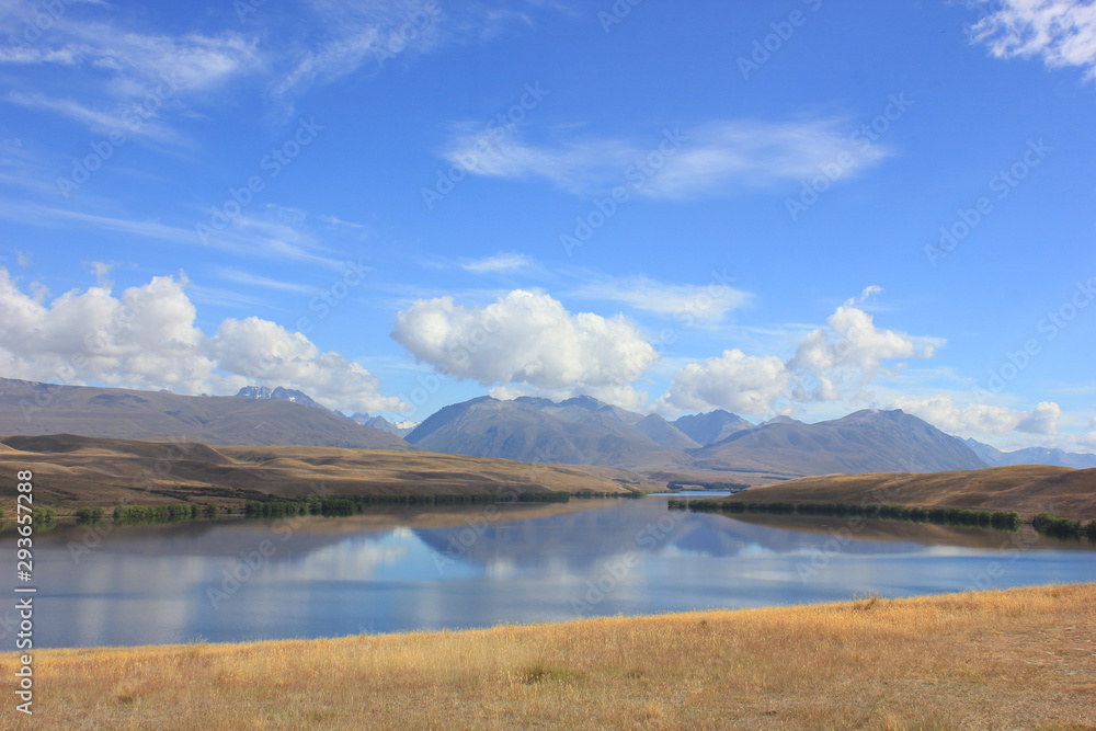 lake alexandrina with mountains in the background