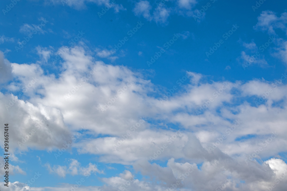 Wolken über der Stadt Bünde in Ostwestfalen. Es ist ein schöner Herbsttag. Wolken über der Stadt Bünde in Ostwestfalen. Es ist ein schöner Herbsttag.