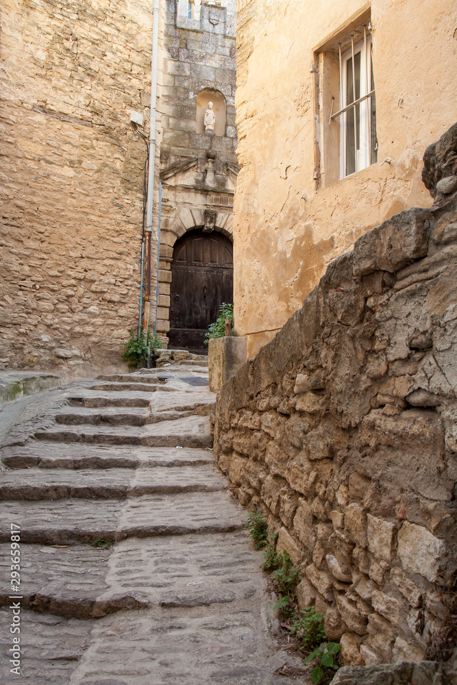  Alley in the old town of Gordes, Vaucluse, Provence-Alpes-Cote d'Azur, France, Europe