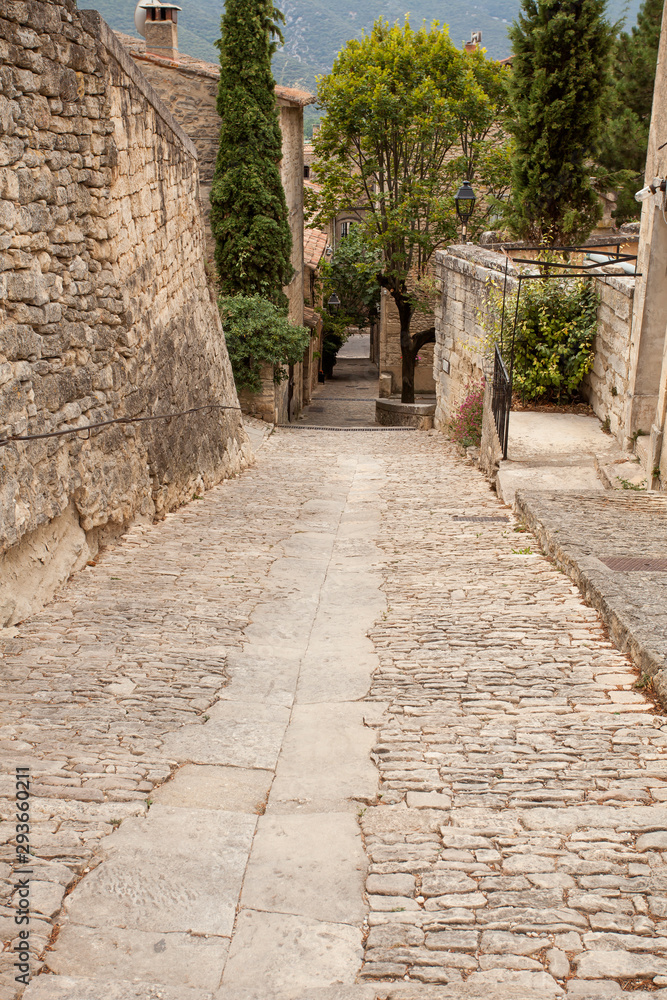 Medieval alley in the old town of Bonnieux, Vaucluse department, Provence-Alpes-Côte d'Azur region, France, Europe