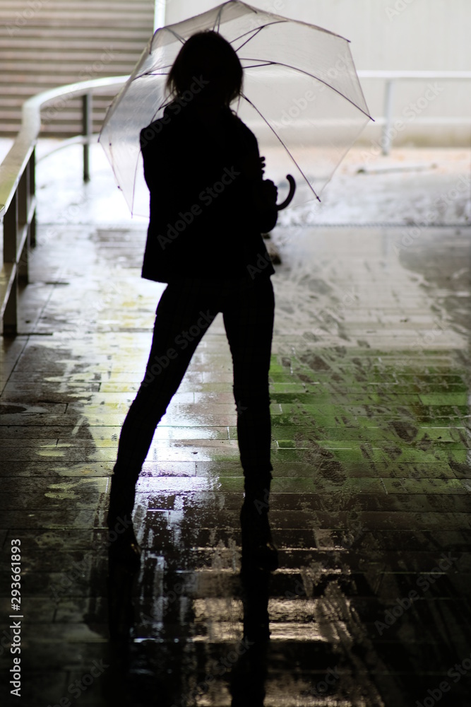 Frau mit Regenschirm Frau mit Regenschirm