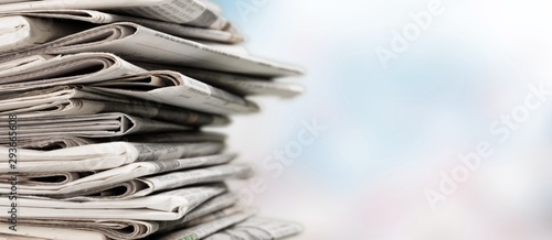 Fotografia Pile of printed newspapers on background