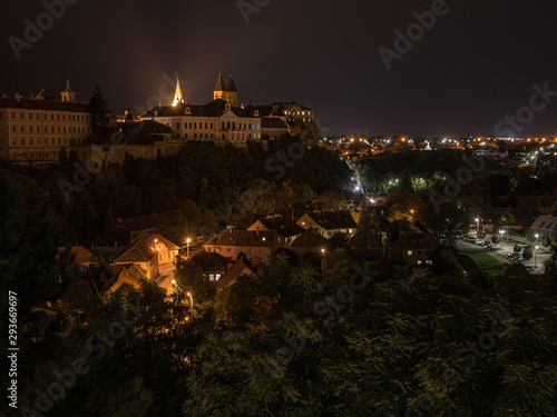 Foto View of the Castle Hill in Veszprem, Hungary, at night