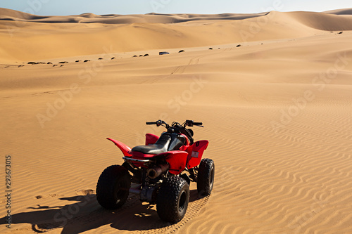 Moto quad en el desierto.