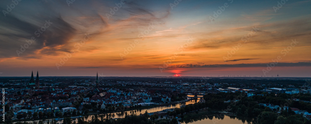 Leuchtend schönes Abendrot über Lübeck