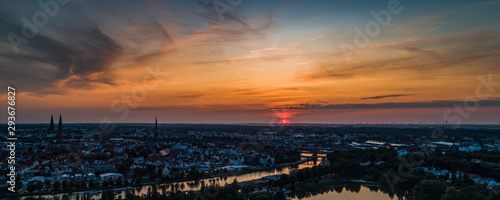 Leuchtend schönes Abendrot über Lübeck