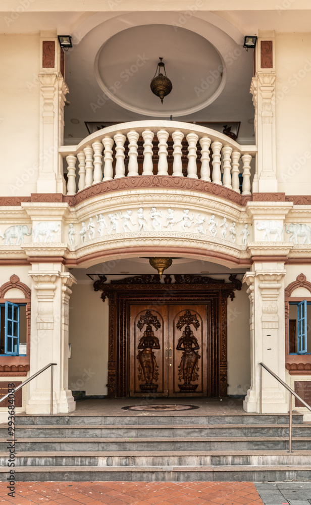 Obraz premium Side entrance to Sri Mariamman Hindu Temple, Singapore.