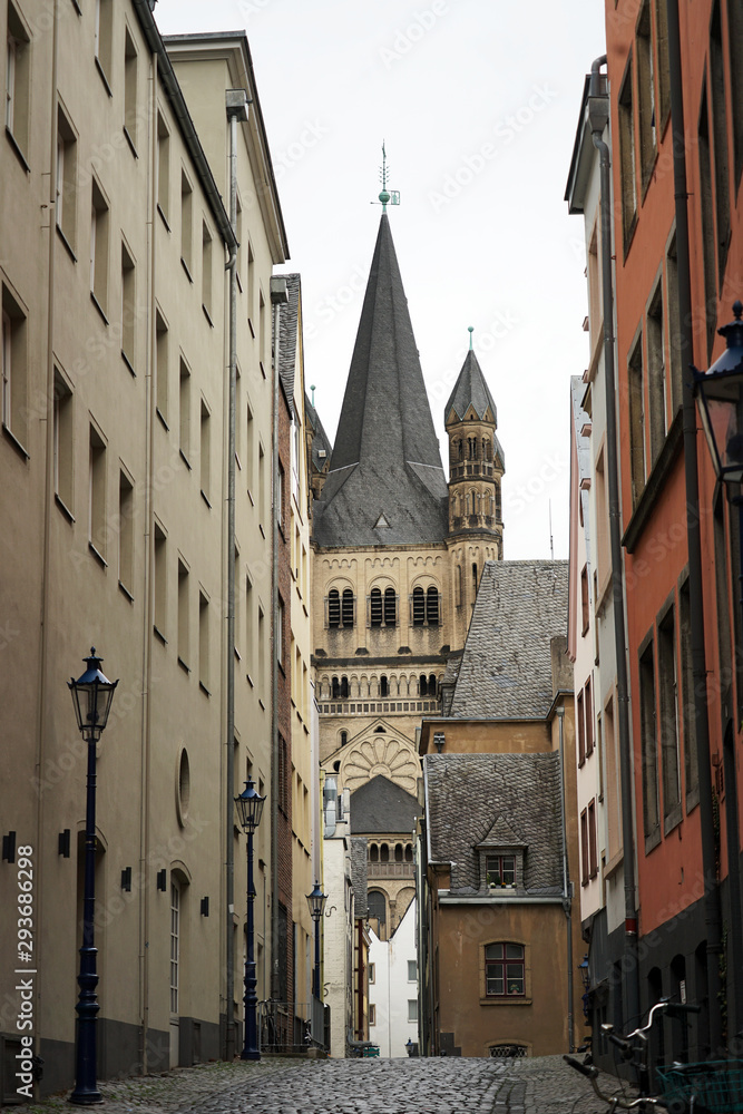 Groß St. Martin in Köln von einer kleinen Gasse aus gesehen