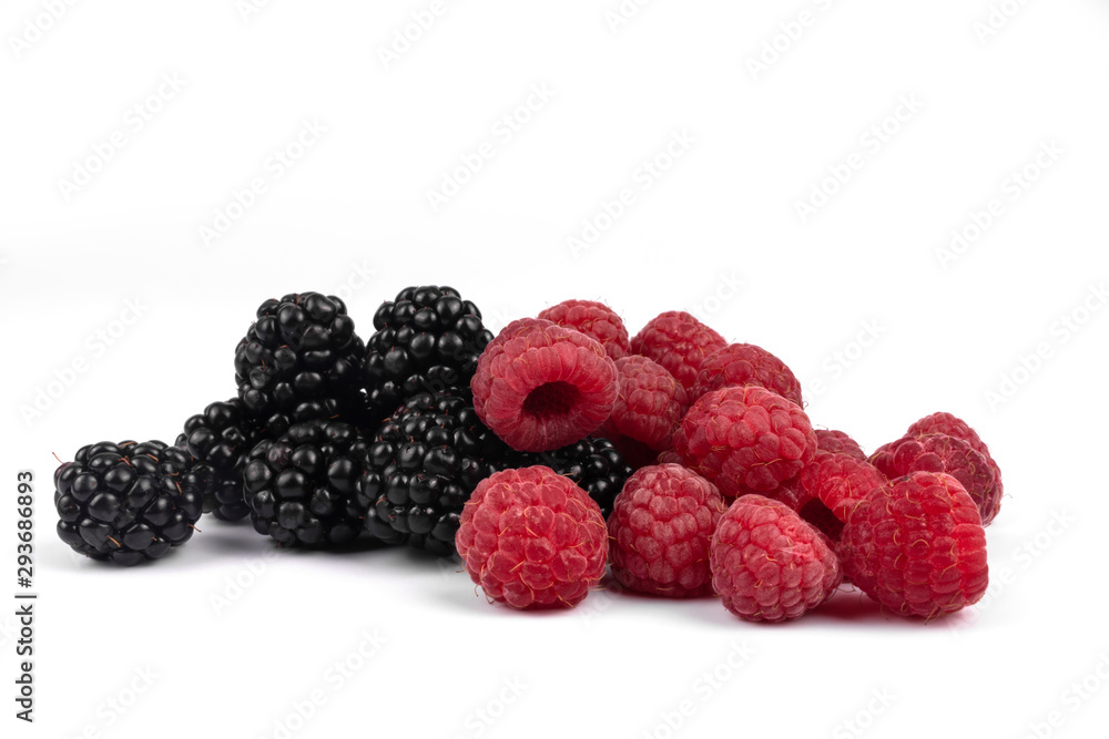 on a white background, ripe blackberry berries are shown seven pieces, and raspberry berries twelve pieces with villi on them on a white background, ripe blackberry berries are shown seven pieces, and raspberry berries twelve pieces with villi on them