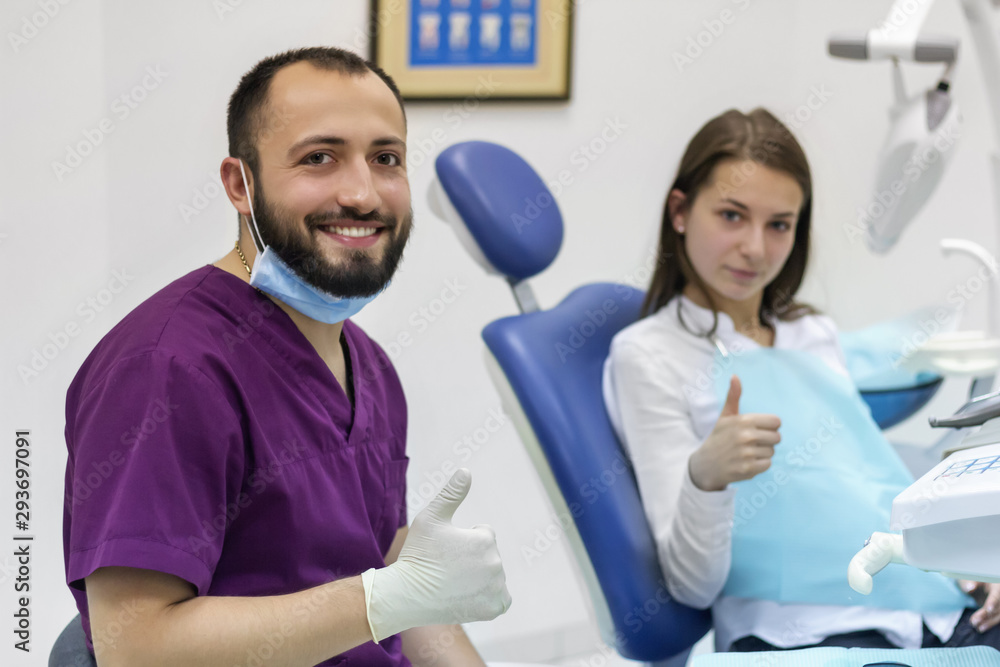 Fototapeta premium patient thanks the dentist doctor relation healthcare success