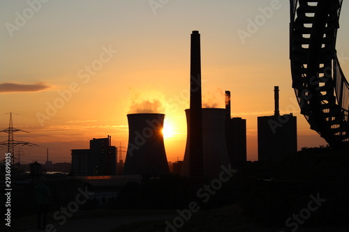 Fabrik im Abendrot