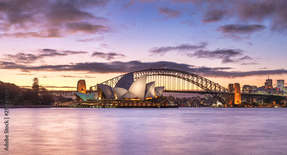 Fototapeta premium Panorama Sydney Harbour Skyline and Bridge, NSW, Australia, Oceania, z dramatycznym kolorowym światłem o zmierzchu.