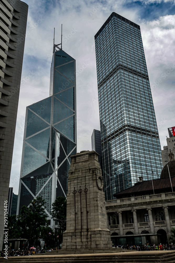 Naklejka premium 香港のビル群と曇天の空