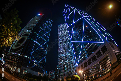 香港特別行政区の高層ビル群の夜景 © kanzilyou