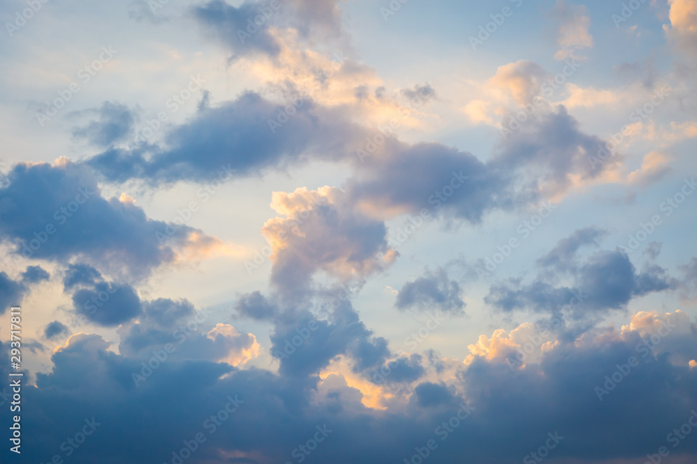 Obraz premium Sky and clouds before sunset