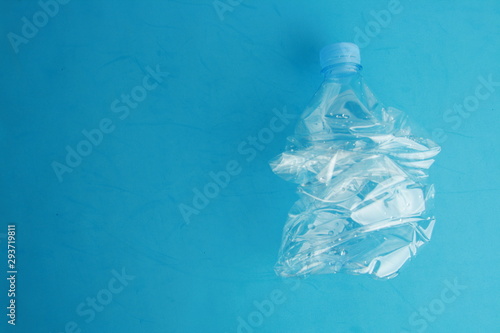 Obraz na płótnie Empty plastic water bottle scaled for recycling w salonie