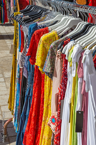 Kleider auf einem Kleiderständer zum Verkauf auf einem Markt © nemo1963
