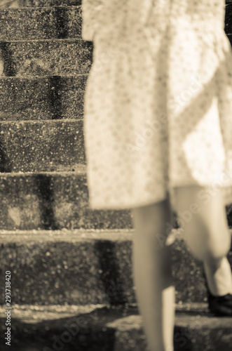 une robe et des jambes descendant des escaliers en pierre comme sergio larrain photo