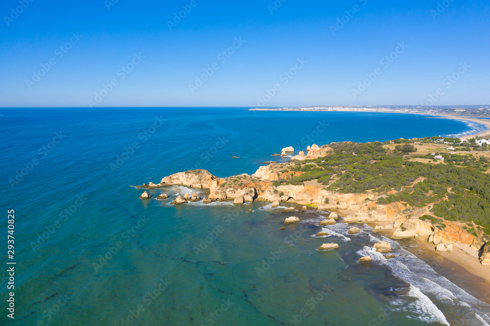 Vue aérienne sur les côtes rocheuses à proximité de Albufeira