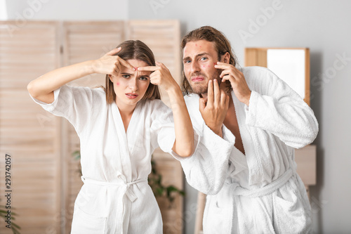 Portrait of young couple wi...