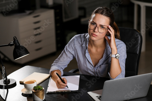 Young businesswoman trying ...