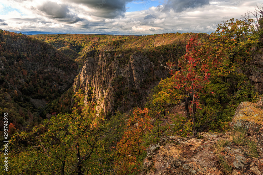 Naklejka premium Bodetal mit Roßtrappe vom Hexentanzplatz im Herbst