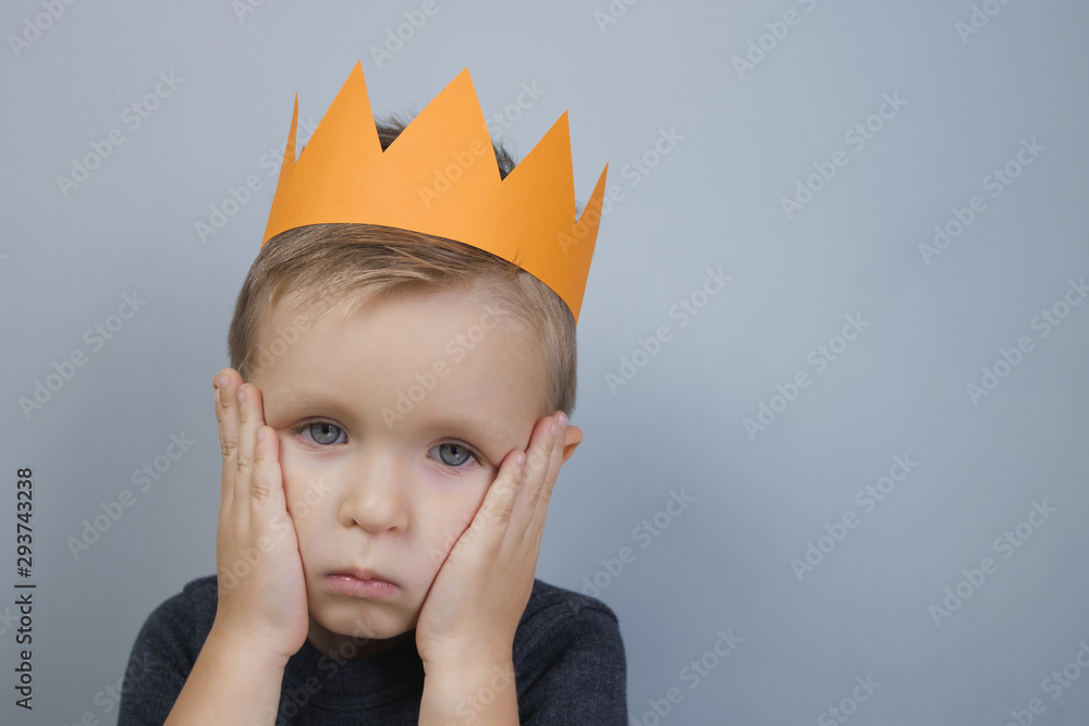 little boy with crown - obrazy, fototapety, plakaty 