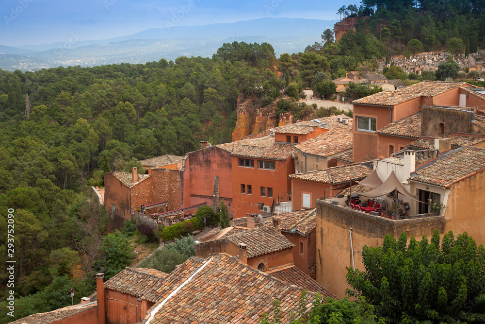  Village view of Roussillon, Provence, Provence-Alpes-Cote d'Azur region, France, Europe