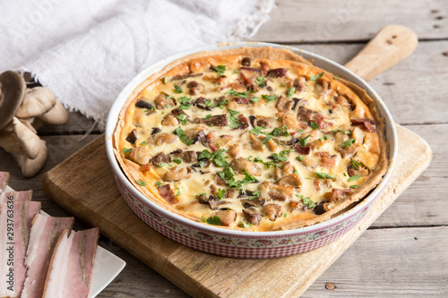 Photos Homemade quiche lorraine with chicken, mushrooms, cheese and bacon