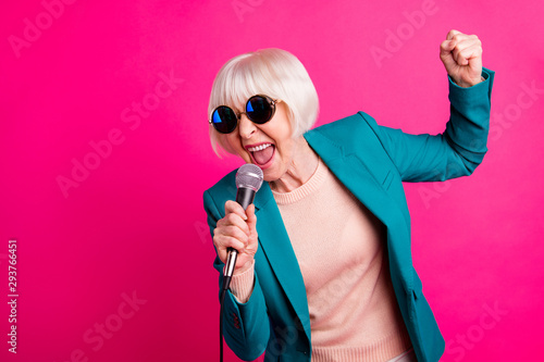 Portrait of her she nice-looking attractive lovely cheerful gray-haired lady singing cool hit spending weekend isolated on bright vivid shine vibrant pink fuchsia color background