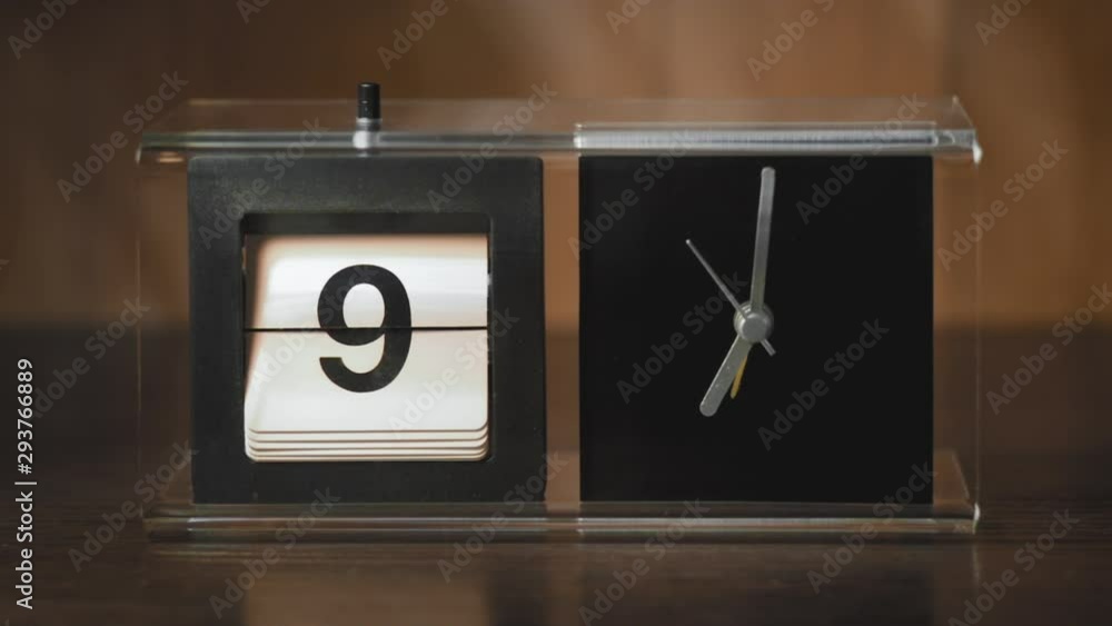 retro flip calendar clock counting full cycle from 1 to 31 Stock ビデオ