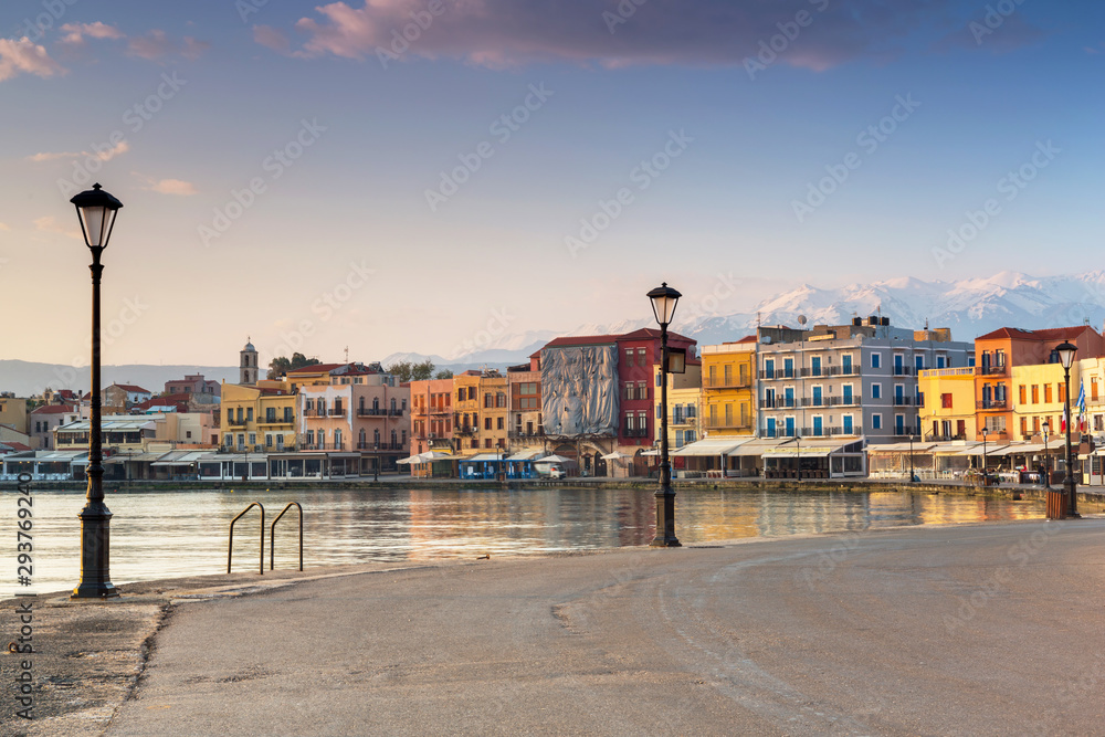 Obraz premium Lighthouse of the old Venetian port in Chania at sunrise, Crete. Greece