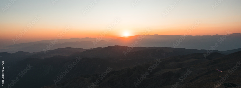 Fototapeta Piękny zmierzch nad Taurus górami z wierzchu Tahtali góry blisko Kemer, Antalya, Turcja