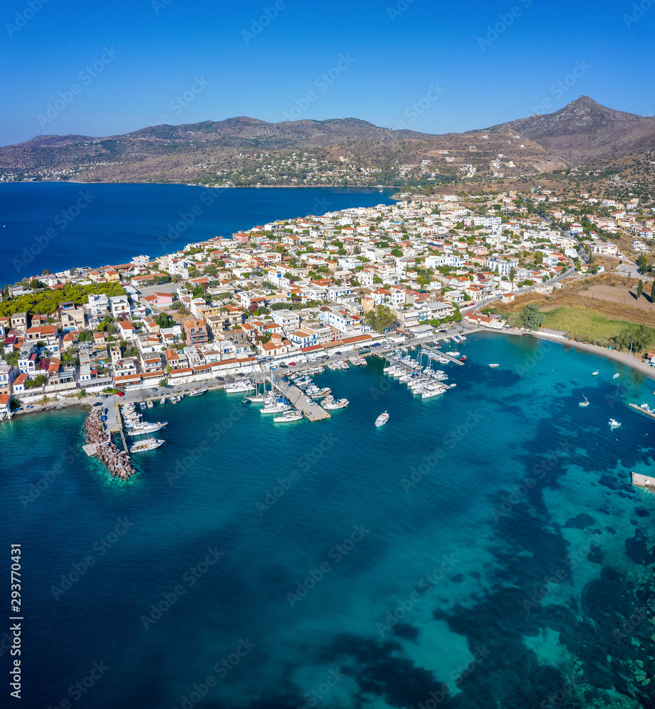 Luftaufnahme des Fischerdorfes von Perdika, Attraktion für Touristen und Segler auf der Insel Ägina, Saronischer Golf, Griechenland