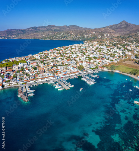 Luftaufnahme des Fischerdorfes von Perdika, Attraktion für Touristen und Segler auf der Insel Ägina, Saronischer Golf, Griechenland © moofushi