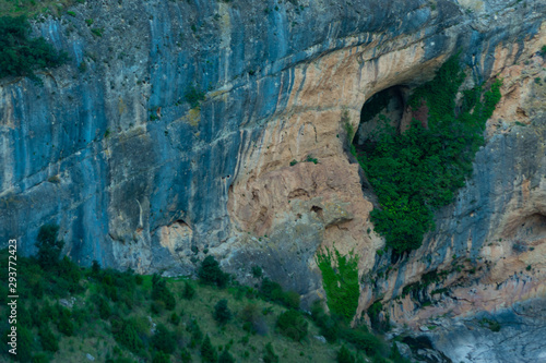 Cuevas en el calar   monta  a de roca caliza en Benizar Moratalla Espa  a 