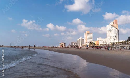 Foto the late afternoon sun lights up the resort hotels on the beach in Tel Aviv in I