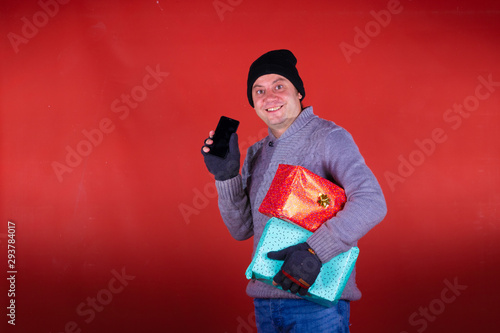 Hombre con regalos de navidad haciendose selfies telefono movil 