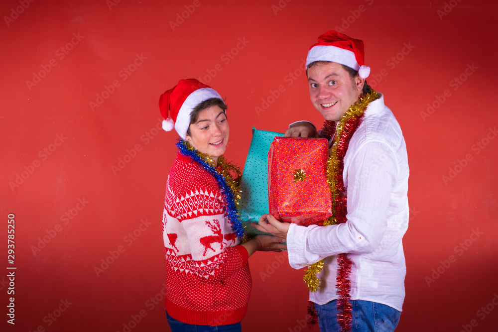 Pareja intercambiando regalos de navidad ilusion Pareja intercambiando regalos de navidad ilusion
